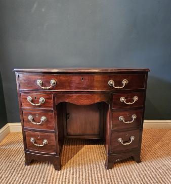 Fine Quality George III Mahogany Secretaire Dressing Chest - Image