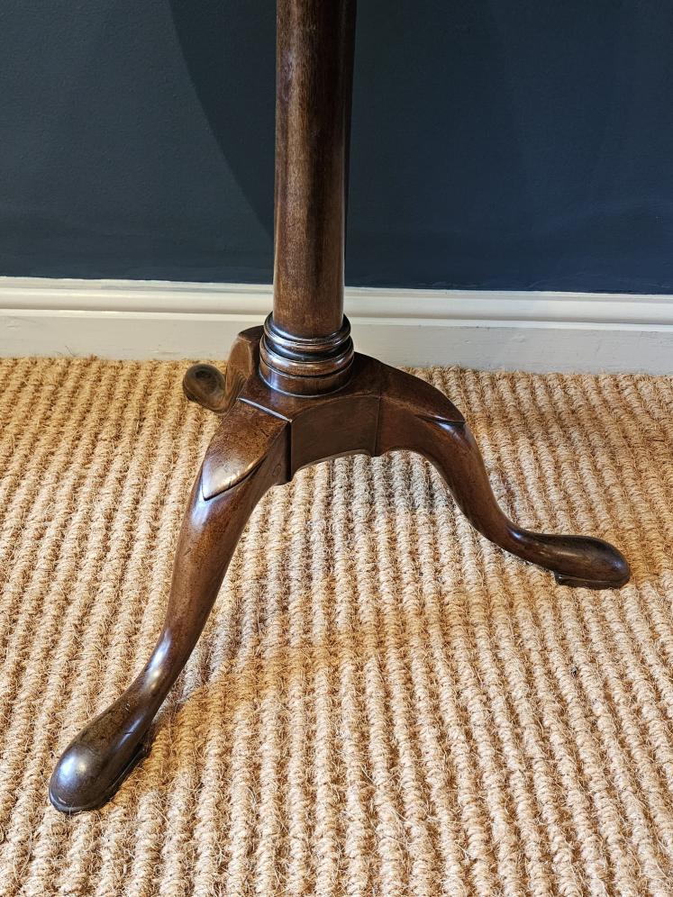 Fine Quality George II Red Walnut Snap Top Tripod Table - Image 7