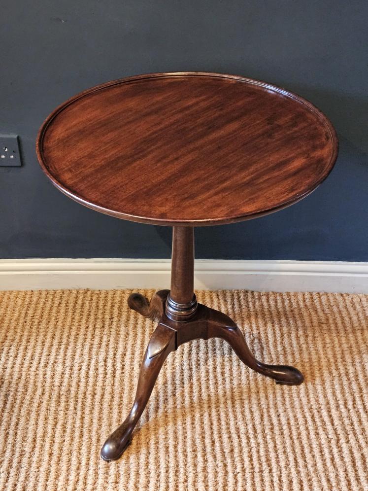 Fine Quality George II Red Walnut Snap Top Tripod Table - Image 2