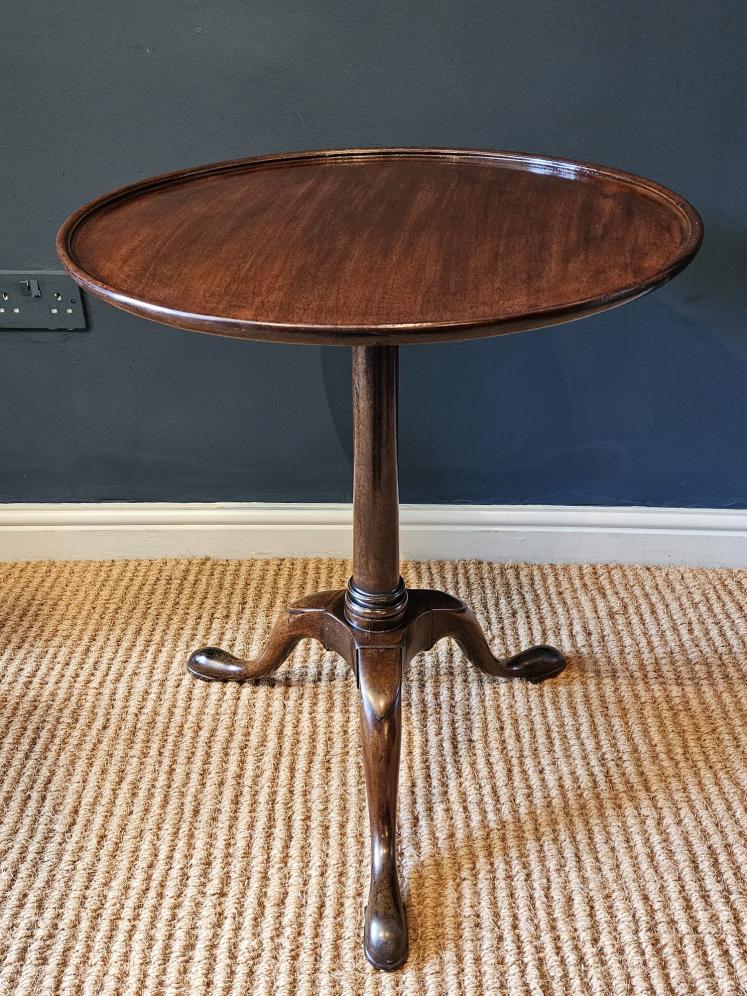 Fine Quality George II Red Walnut Snap Top Tripod Table - Image 1