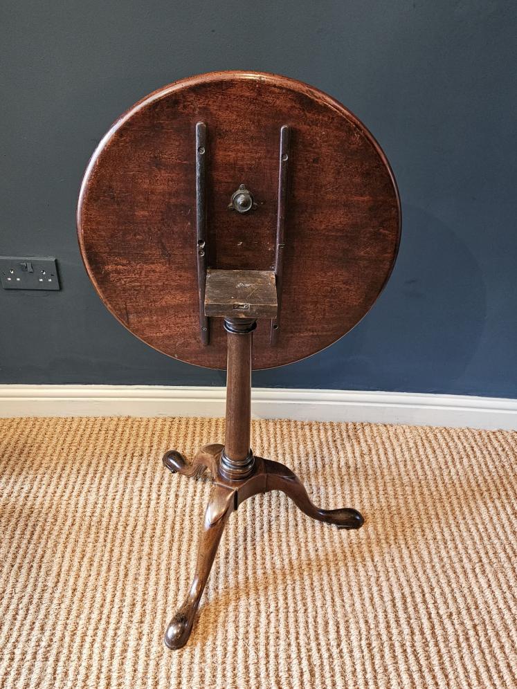 Fine Quality George II Red Walnut Snap Top Tripod Table - Image 4