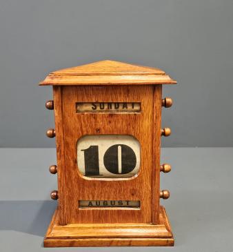 Victorian Oak Perpetual Desk Calendar - Image