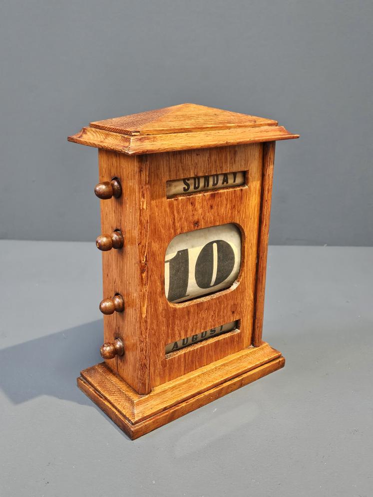 Victorian Oak Perpetual Desk Calendar - Image 2