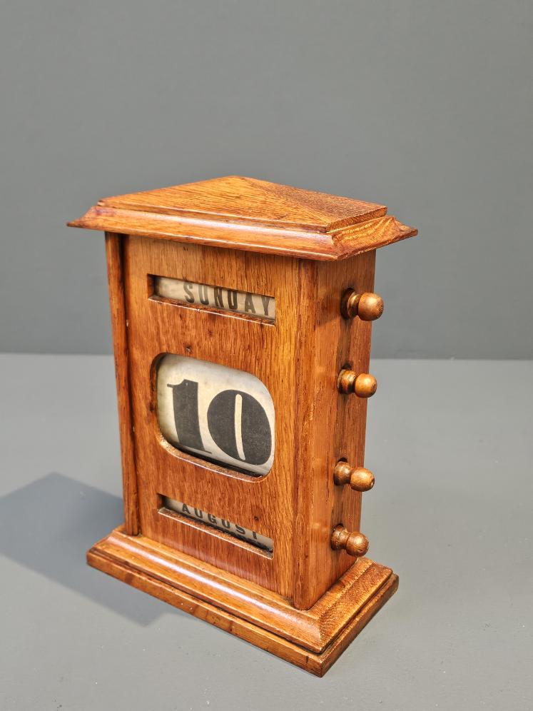 Victorian Oak Perpetual Desk Calendar - Image 3