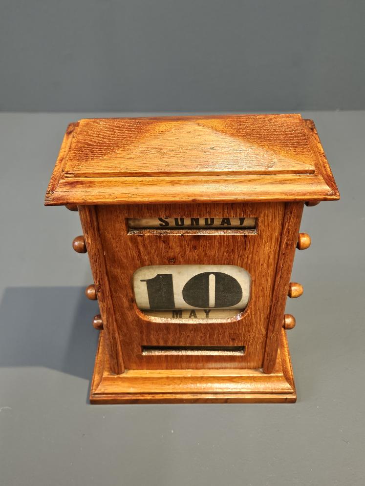 Victorian Oak Perpetual Desk Calendar - Image 4
