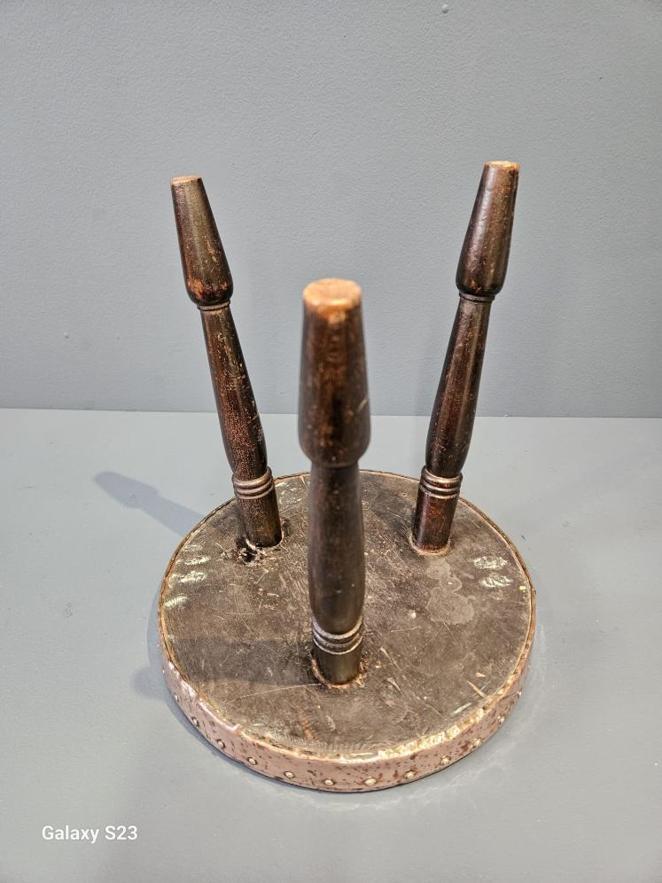 Arts and Crafts 'Sit ye on' Glasgow School Stool - Image 3
