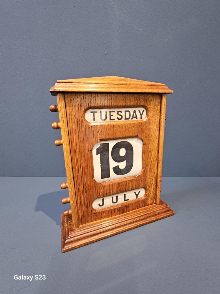 Large Late Victorian Figured Oak Perpetual Desk Calendar  - Image 8