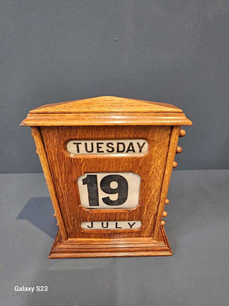 Large Late Victorian Figured Oak Perpetual Desk Calendar  - Image 2