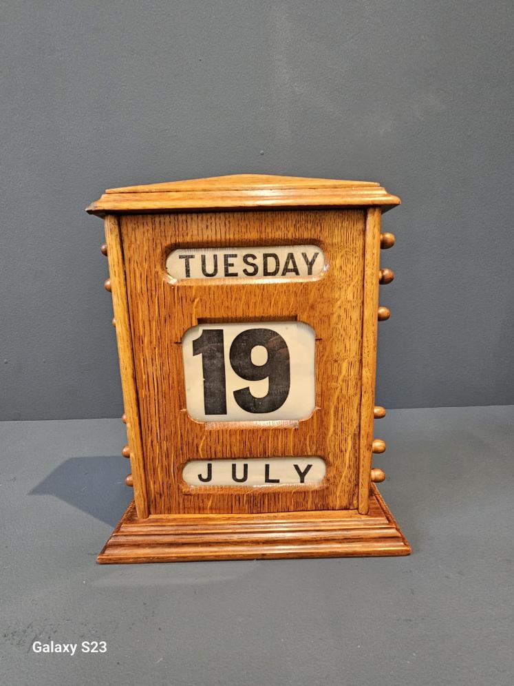 Large Late Victorian Figured Oak Perpetual Desk Calendar  - Image 1