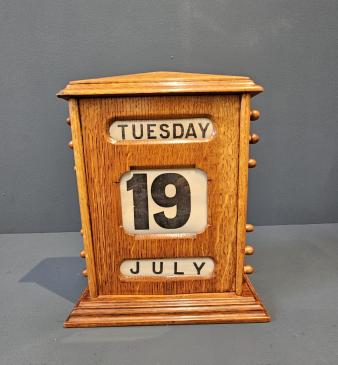 Large Late Victorian Figured Oak Perpetual Desk Calendar  - Image