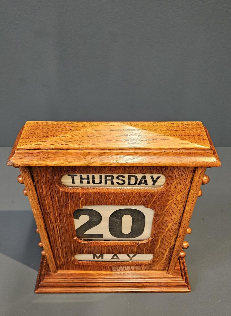 Large Late Victorian Figured Oak Perpetual Desk Calendar  - Image 8