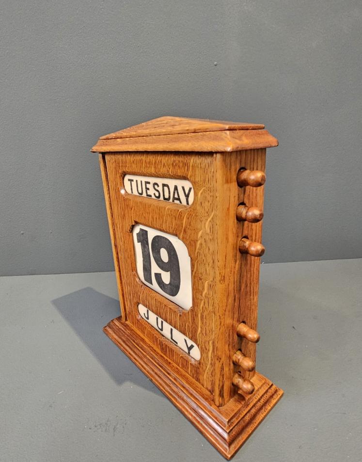 Large Late Victorian Figured Oak Perpetual Desk Calendar  - Image 6