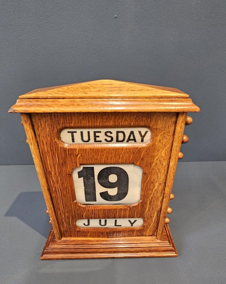 Large Late Victorian Figured Oak Perpetual Desk Calendar  - Image 3