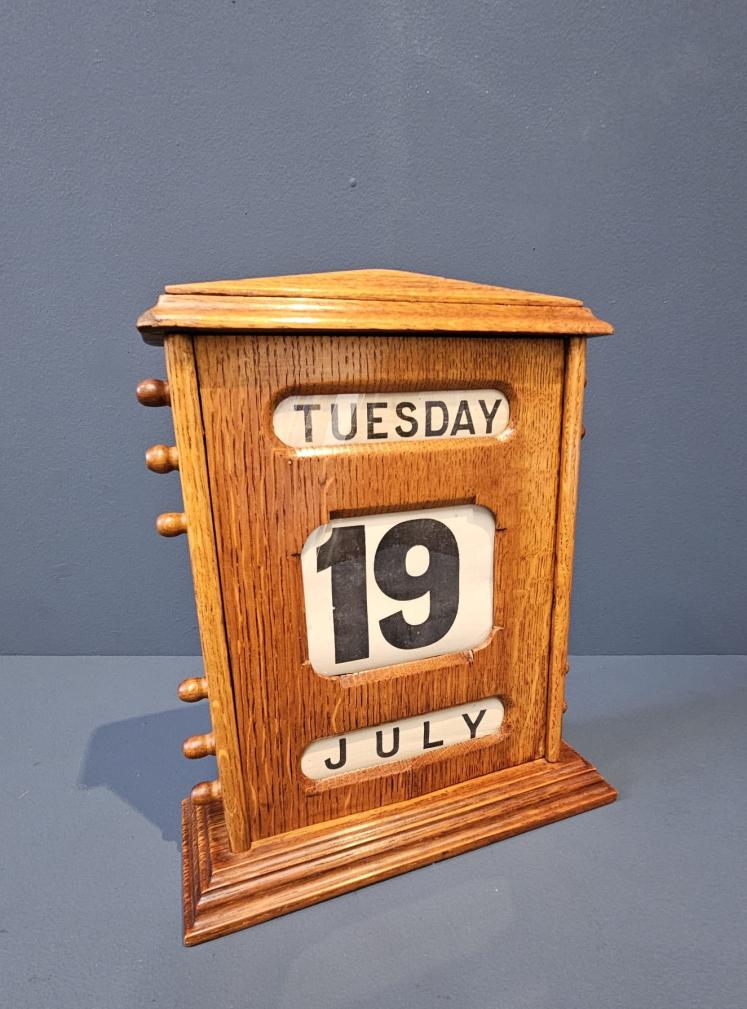 Large Late Victorian Figured Oak Perpetual Desk Calendar  - Image 2