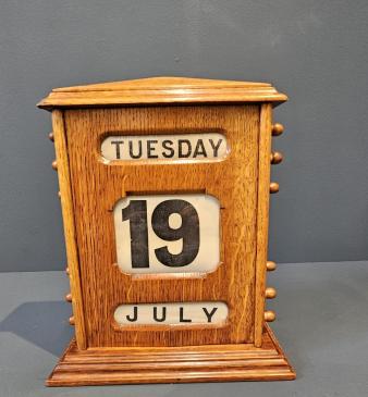 Large Late Victorian Figured Oak Perpetual Desk Calendar 