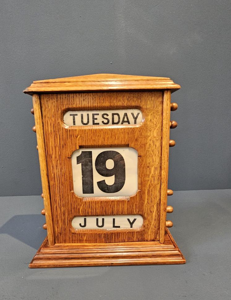 Large Late Victorian Figured Oak Perpetual Desk Calendar  - Image 1