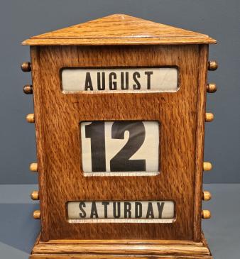 Extra Large Edwardian Oak Perpetual Desk Calendar - Image