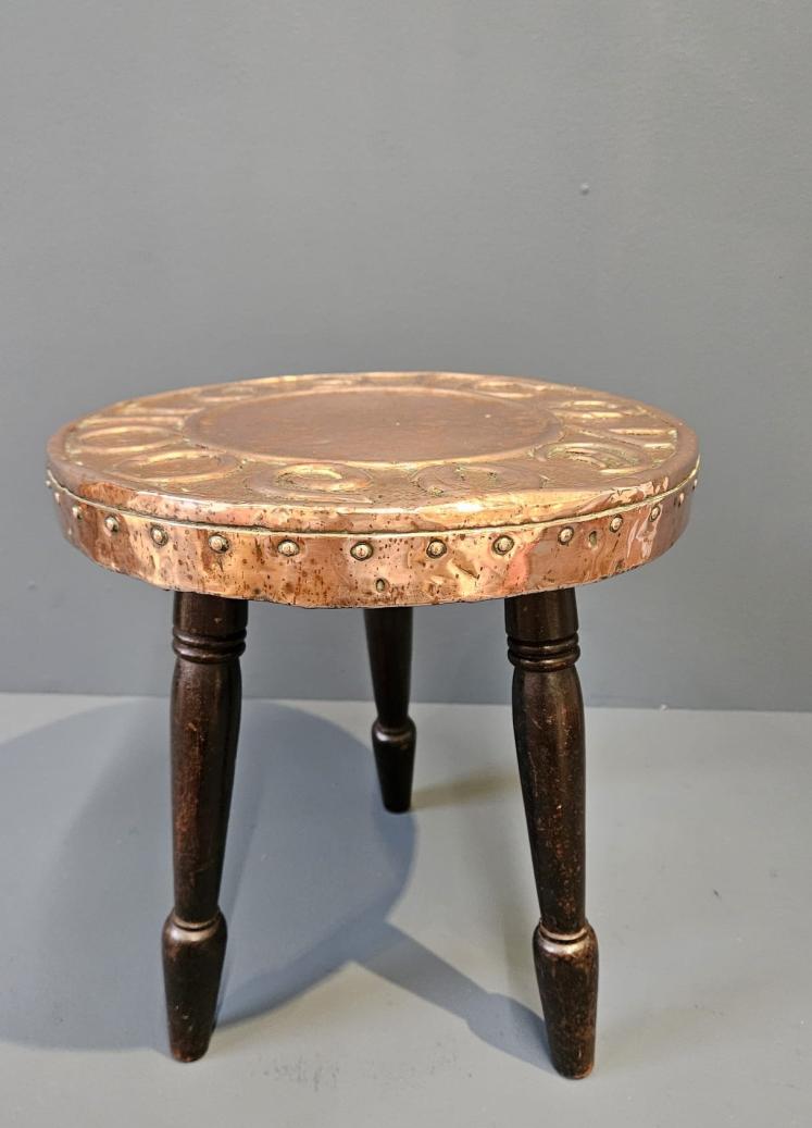 Edwardian Arts and Crafts 'Sit ye on' Glasgow School Stool - Image 2
