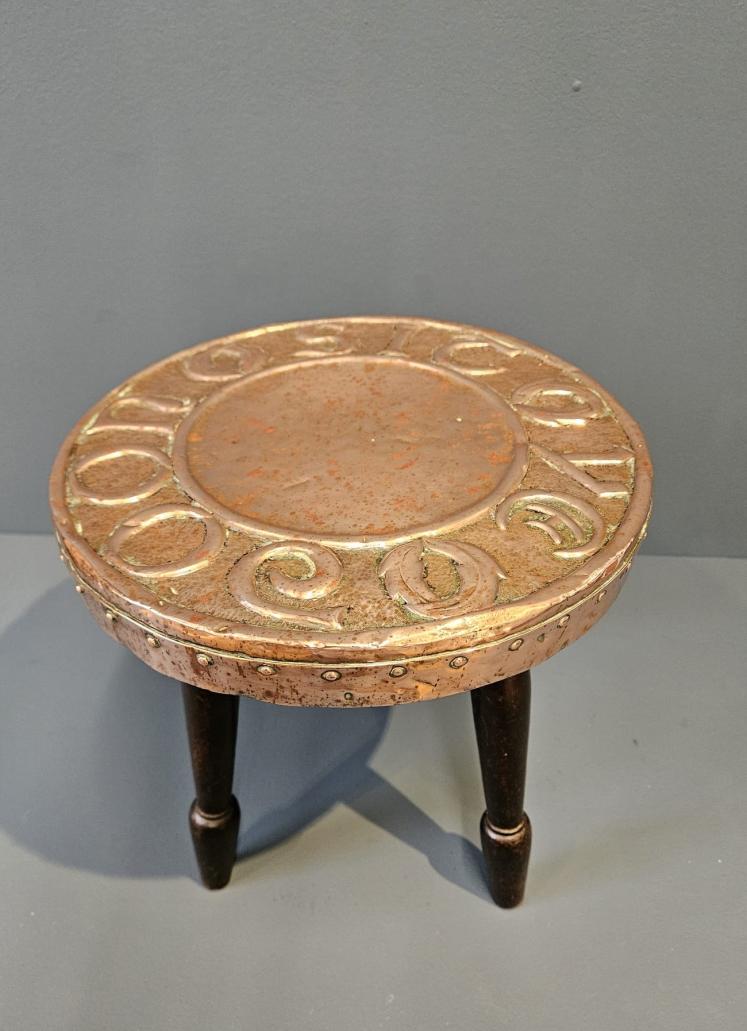 Edwardian Arts and Crafts 'Sit ye on' Glasgow School Stool - Image 1