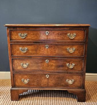 Small George III Walnut Chest of Drawers - Image