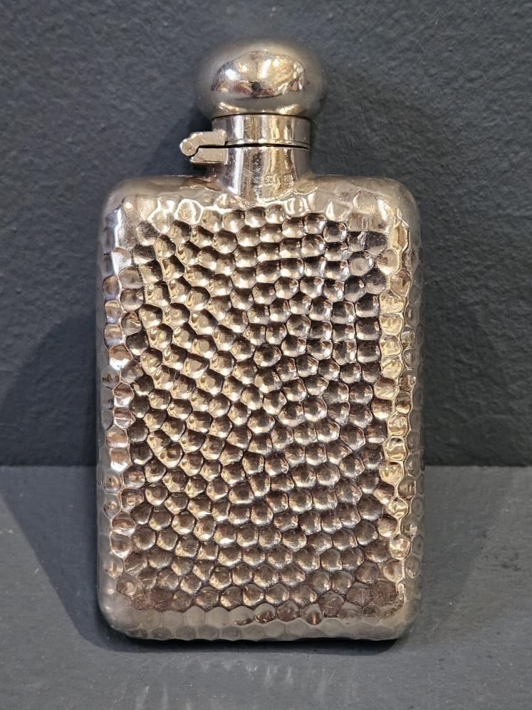 Victorian Ladies Planished Silver Hip Flask - Image 6