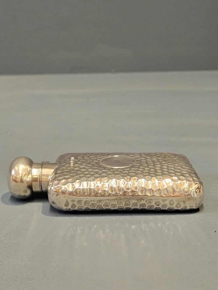 Victorian Ladies Planished Silver Hip Flask - Image 5