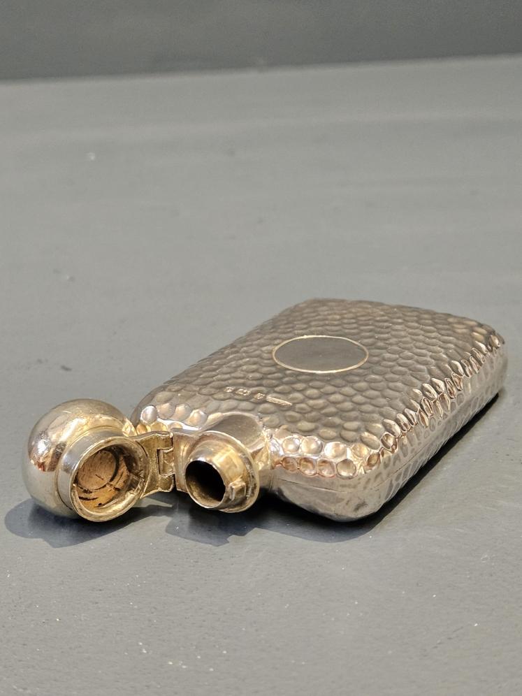 Victorian Ladies Planished Silver Hip Flask - Image 4