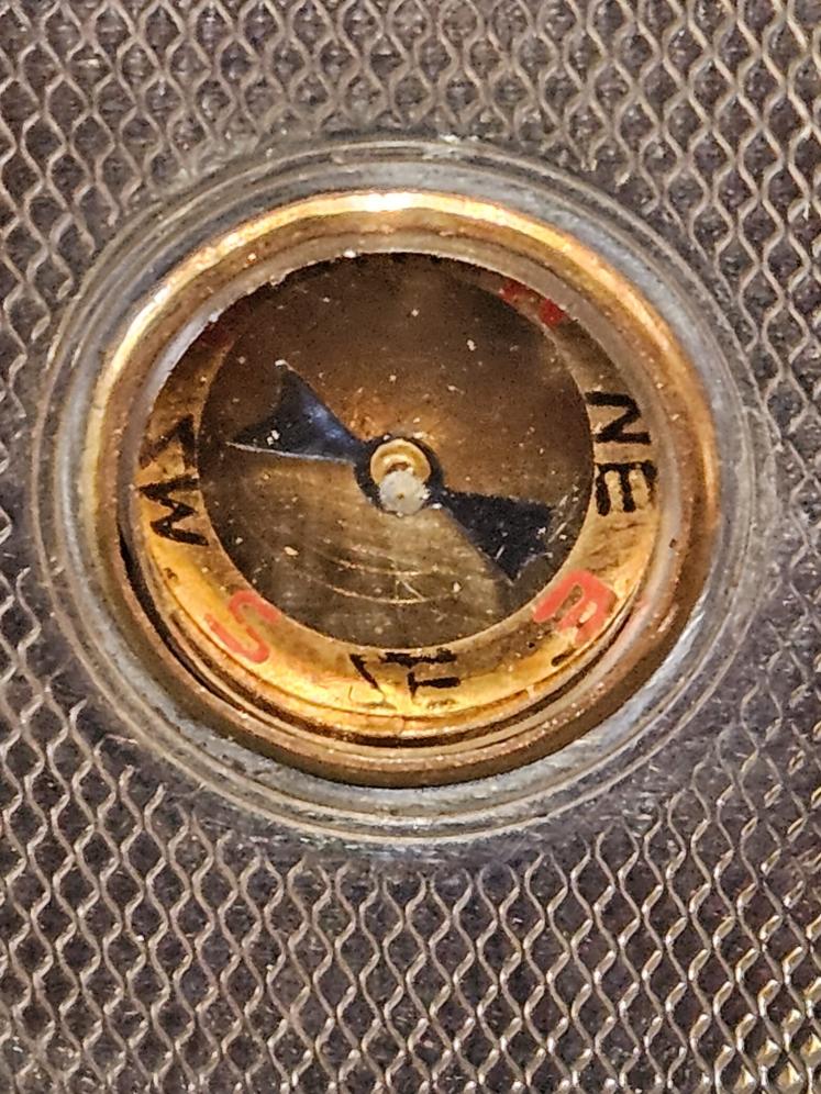Engine Turned Silver Vesta Case with Inset Compass - Image 4