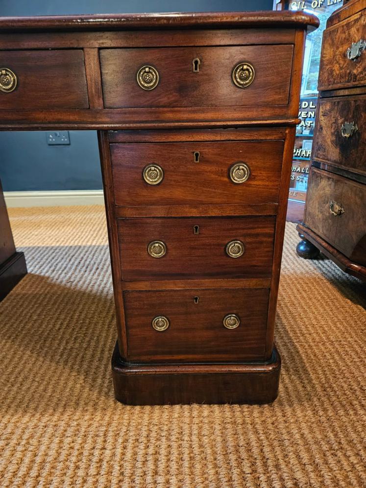 Victorian Mahogany Pedestal Desk - Image 5