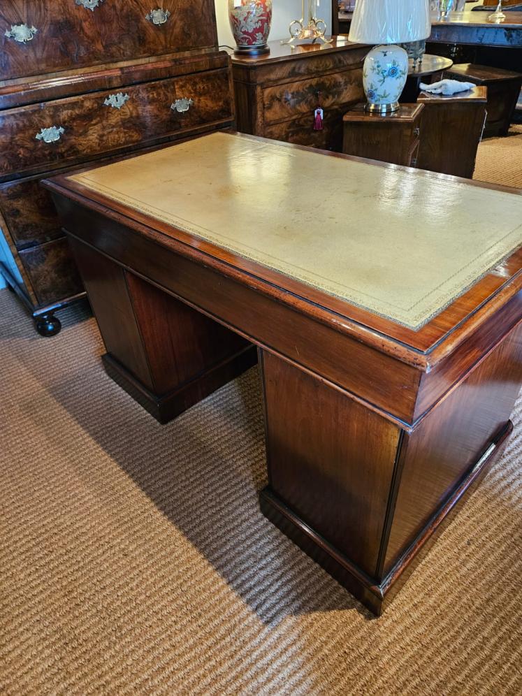 Victorian Mahogany Pedestal Desk - Image 3