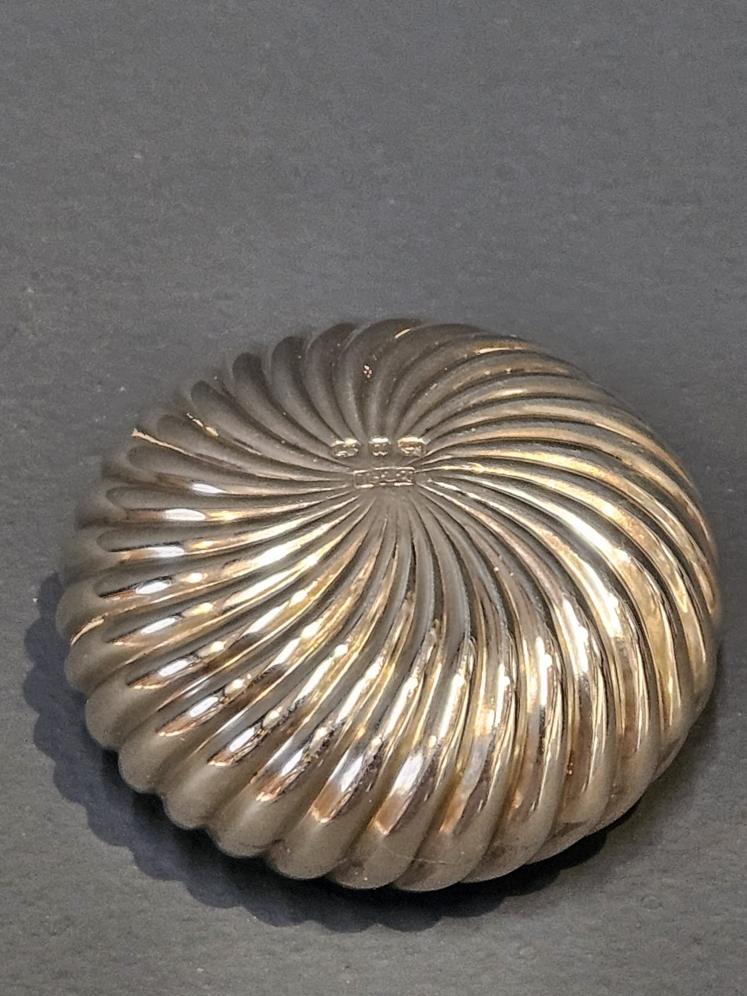 Matching Pair of George V Silver Snuffs  - Image 5