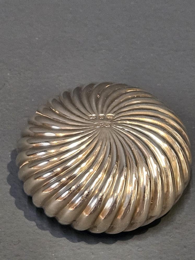 Matching Pair of George V Silver Snuffs  - Image 4