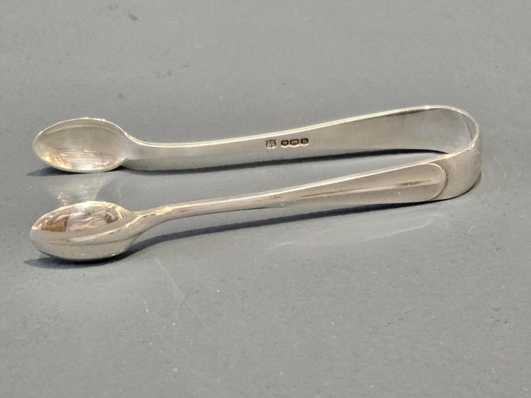 Set of 12 George V Silver Tea Spoons and Tongs  - Image 2