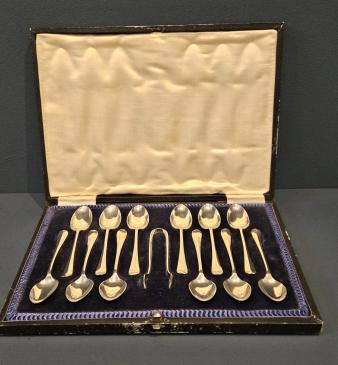 Set of 12 George V Silver Tea Spoons and Tongs  - Image