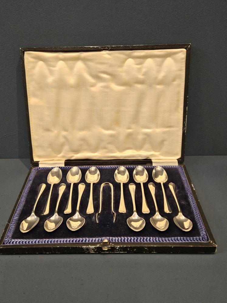 Set of 12 George V Silver Tea Spoons and Tongs  - Image 1