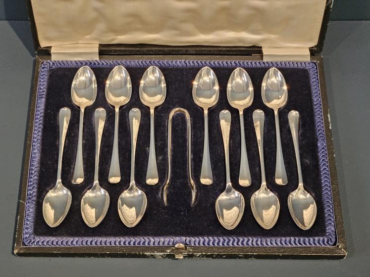 Set of 12 George V Silver Tea Spoons and Tongs  - Image 4