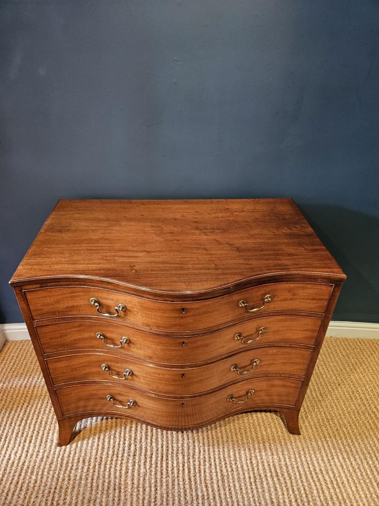 George III Mahogany Serpentine Front Chest of Drawers  - Image 5