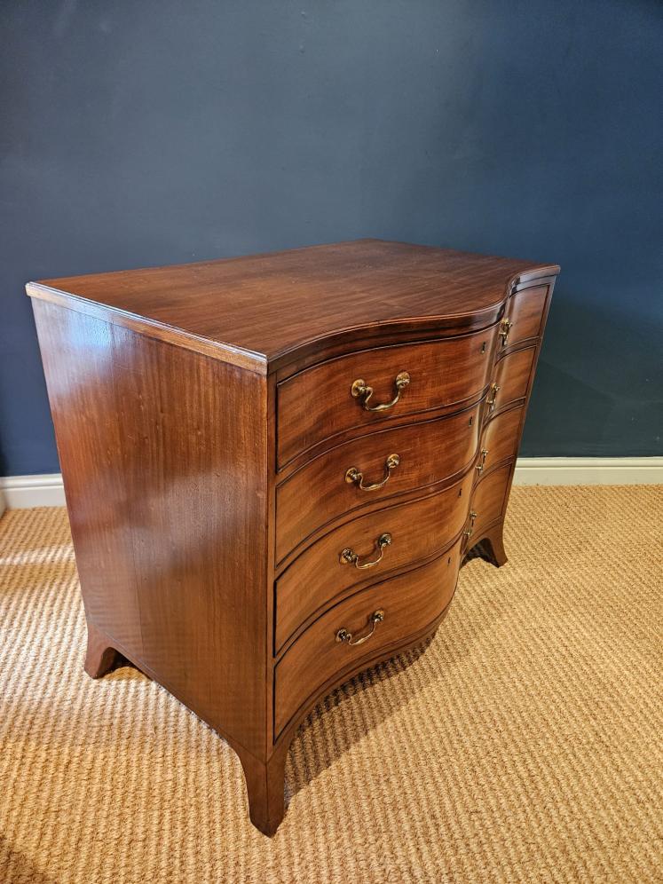 George III Mahogany Serpentine Front Chest of Drawers  - Image 4