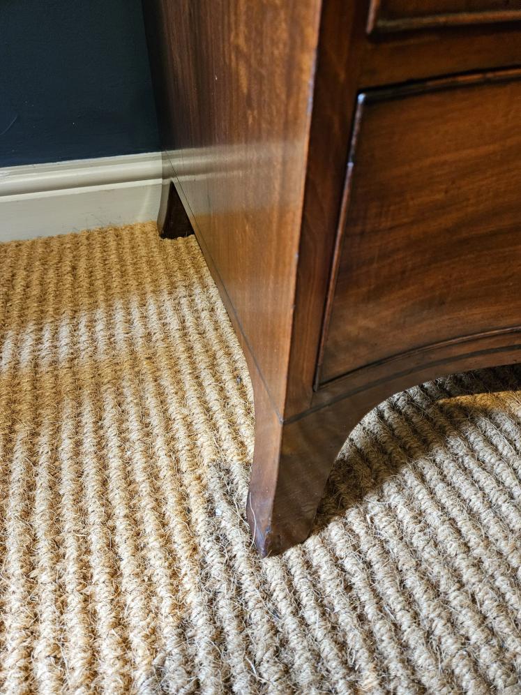 George III Mahogany Serpentine Front Chest of Drawers  - Image 3
