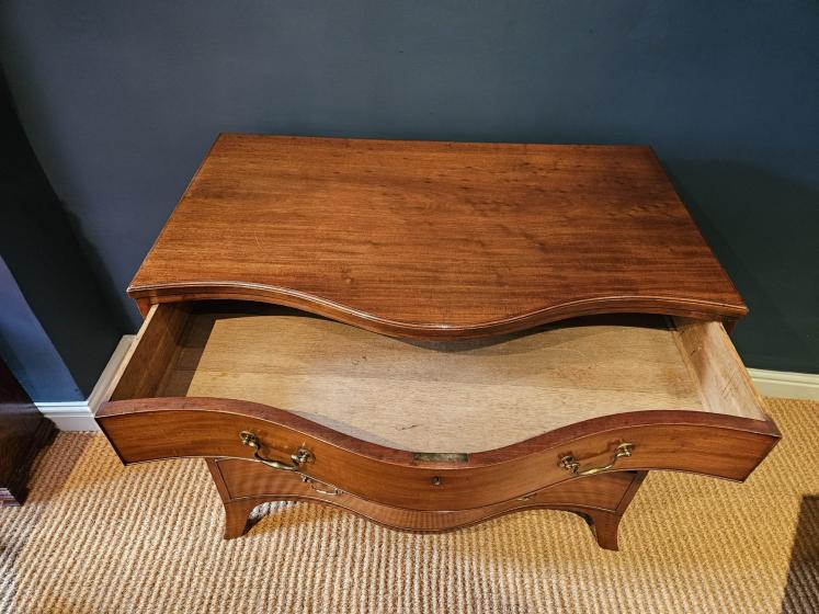 George III Mahogany Serpentine Front Chest of Drawers  - Image 2