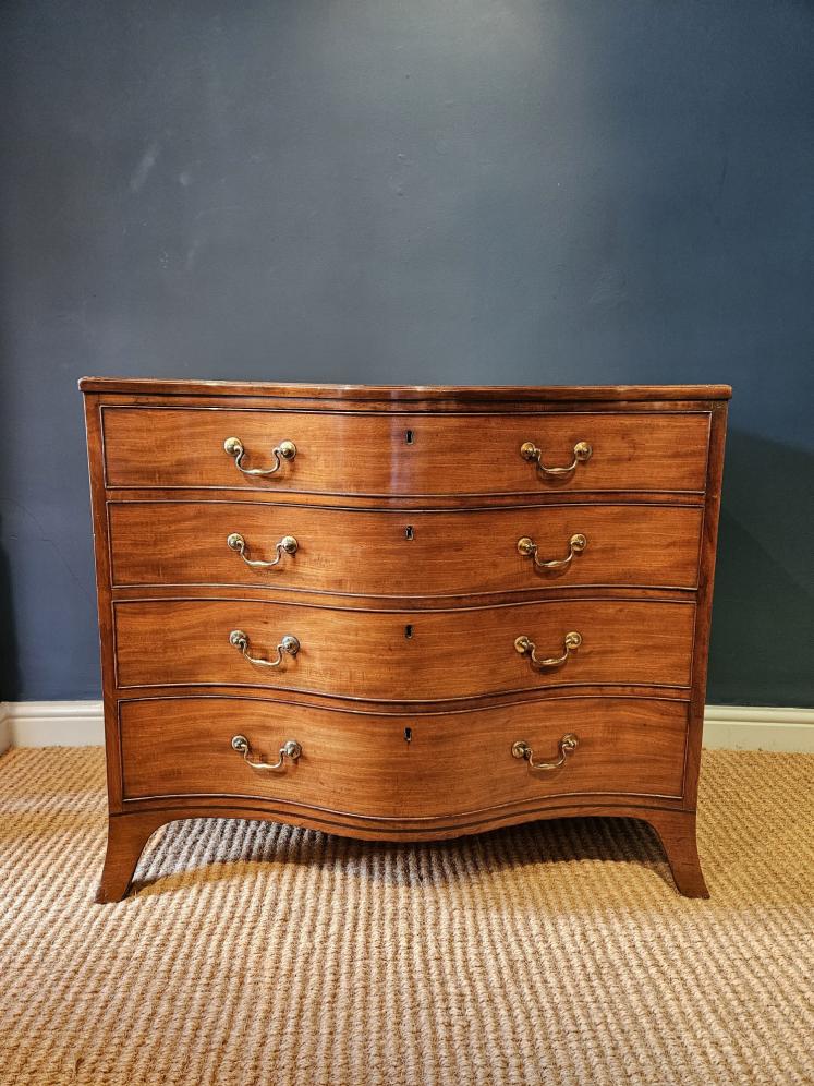 George III Mahogany Serpentine Front Chest of Drawers  - Image 1