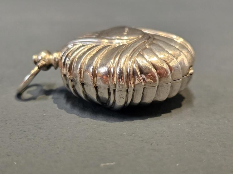 Chester Silver Swirl Design Sovereign Case  - Image 6