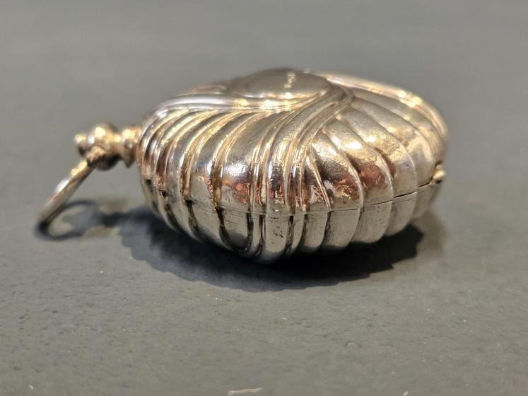 Chester Silver Swirl Design Sovereign Case  - Image 5