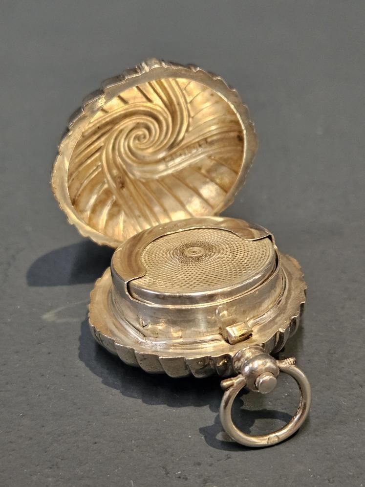 Chester Silver Swirl Design Sovereign Case  - Image 3