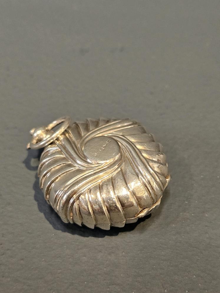 Chester Silver Swirl Design Sovereign Case  - Image 2