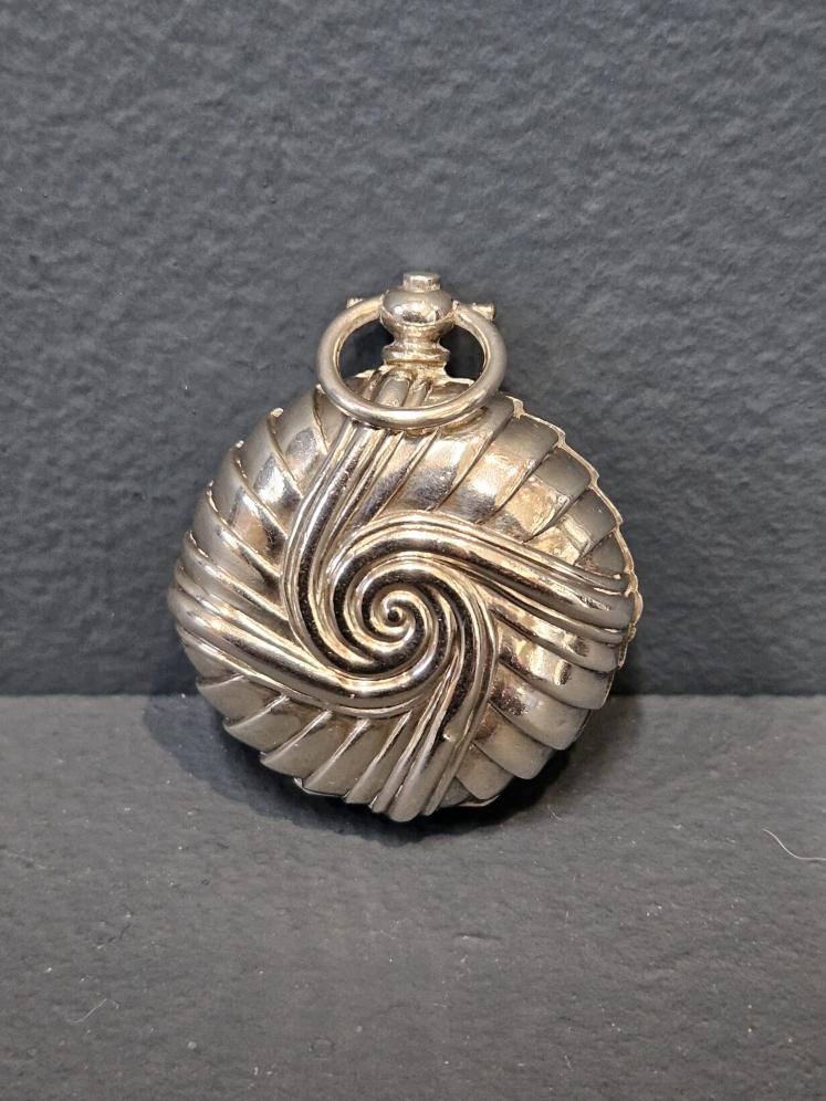 Chester Silver Swirl Design Sovereign Case  - Image 1