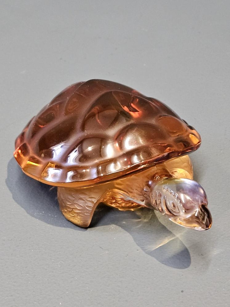 Large Lalique Opalescent Amber Turtle  - Image 5