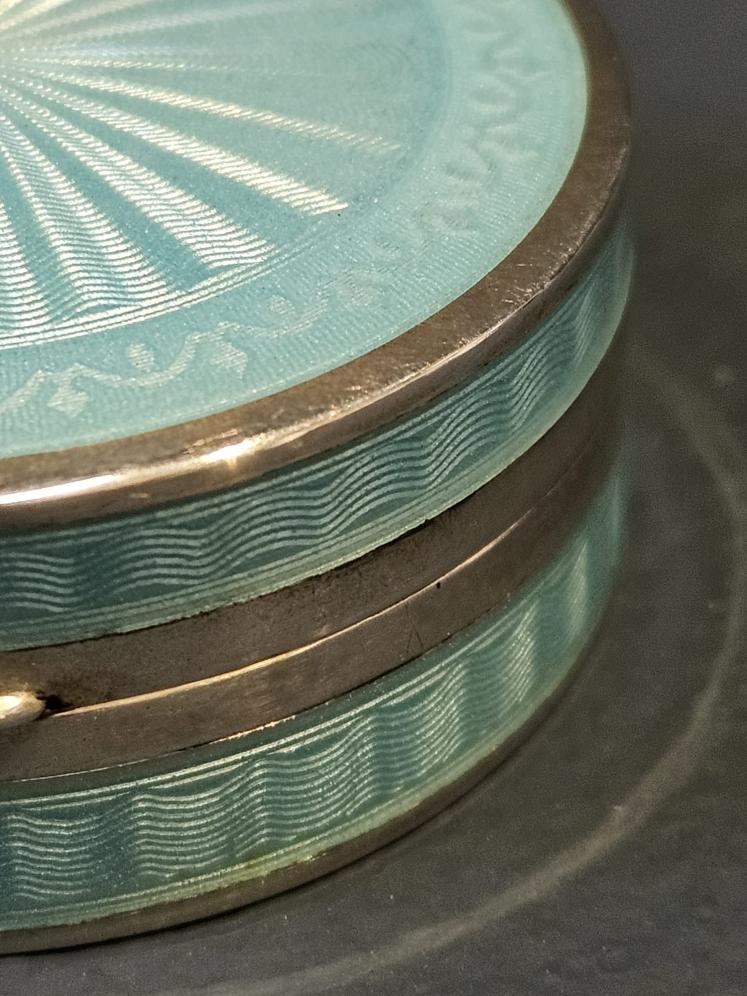 Fine Quality George V Engine Turned Silver Turquoise Enamel Pill Box - Image 6
