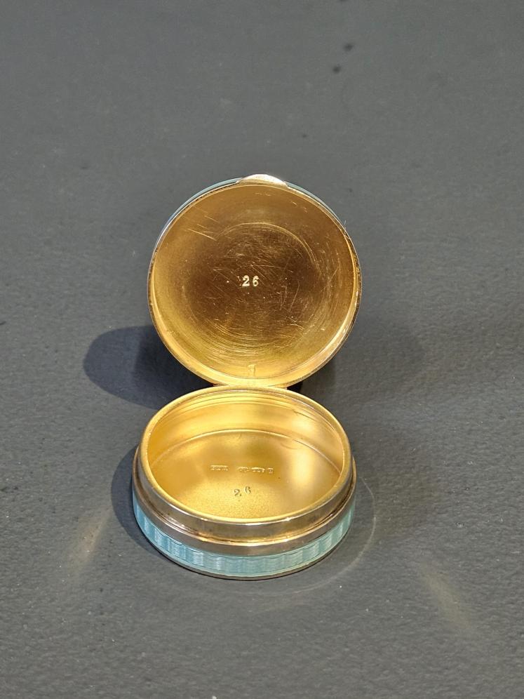 Fine Quality George V Engine Turned Silver Turquoise Enamel Pill Box - Image 4