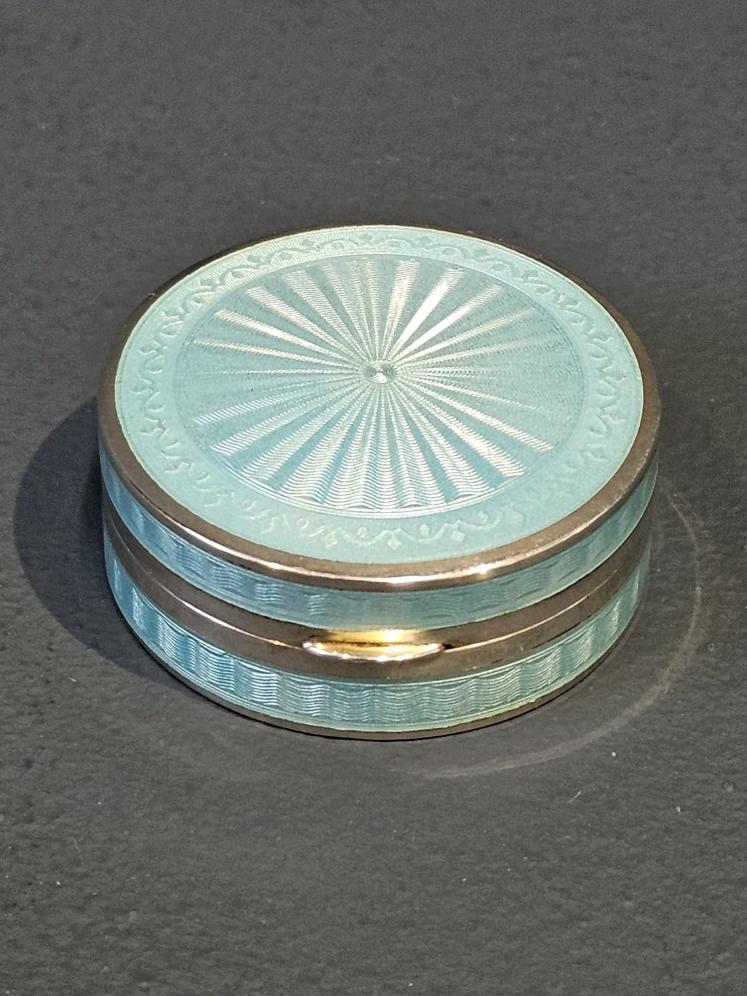 Fine Quality George V Engine Turned Silver Turquoise Enamel Pill Box - Image 3